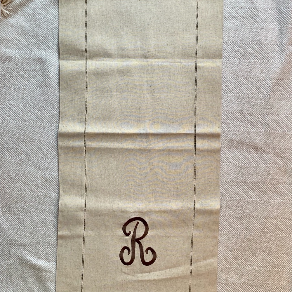 NWT Handmade R Embroidered Linen Table Runner - Picture 4 of 8